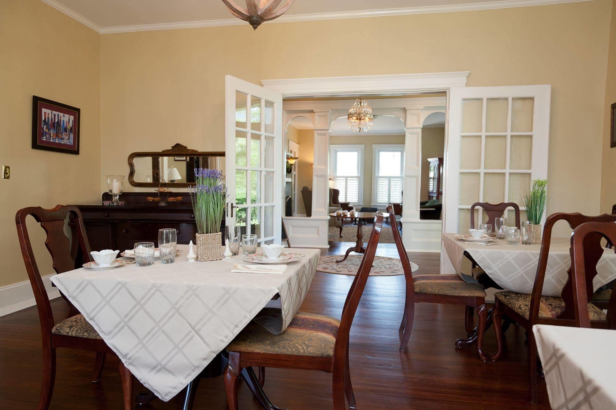 Steeles Tavern Manor Bed & Breakfast Raphine Екстер'єр фото